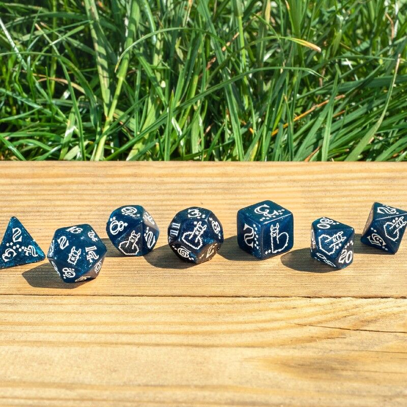 Q Workshop | Glittering Dark Blue & White | Shimmering Llama Dice Set