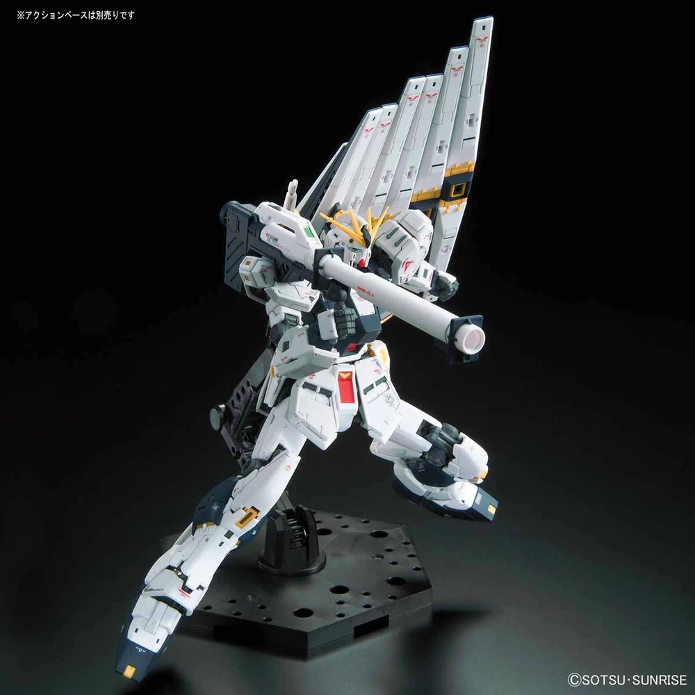 Bandai: RG Nu Gundam – Mobile Suit Gundam: Char's Counterattack (1/144)