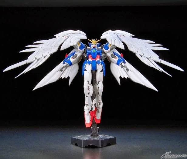 Bandai: RG Wing Gundam Zero Custom – New Mobile Report Gundam Wing: Endless Waltz (1/144)