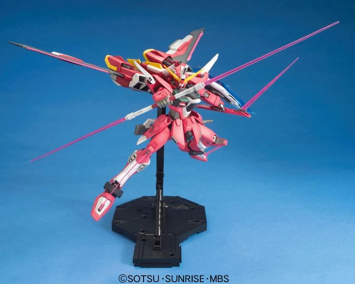 Bandai: MG Infinite Justice Gundam - Mobile Suit Gundam SEED Destiny (1/100)