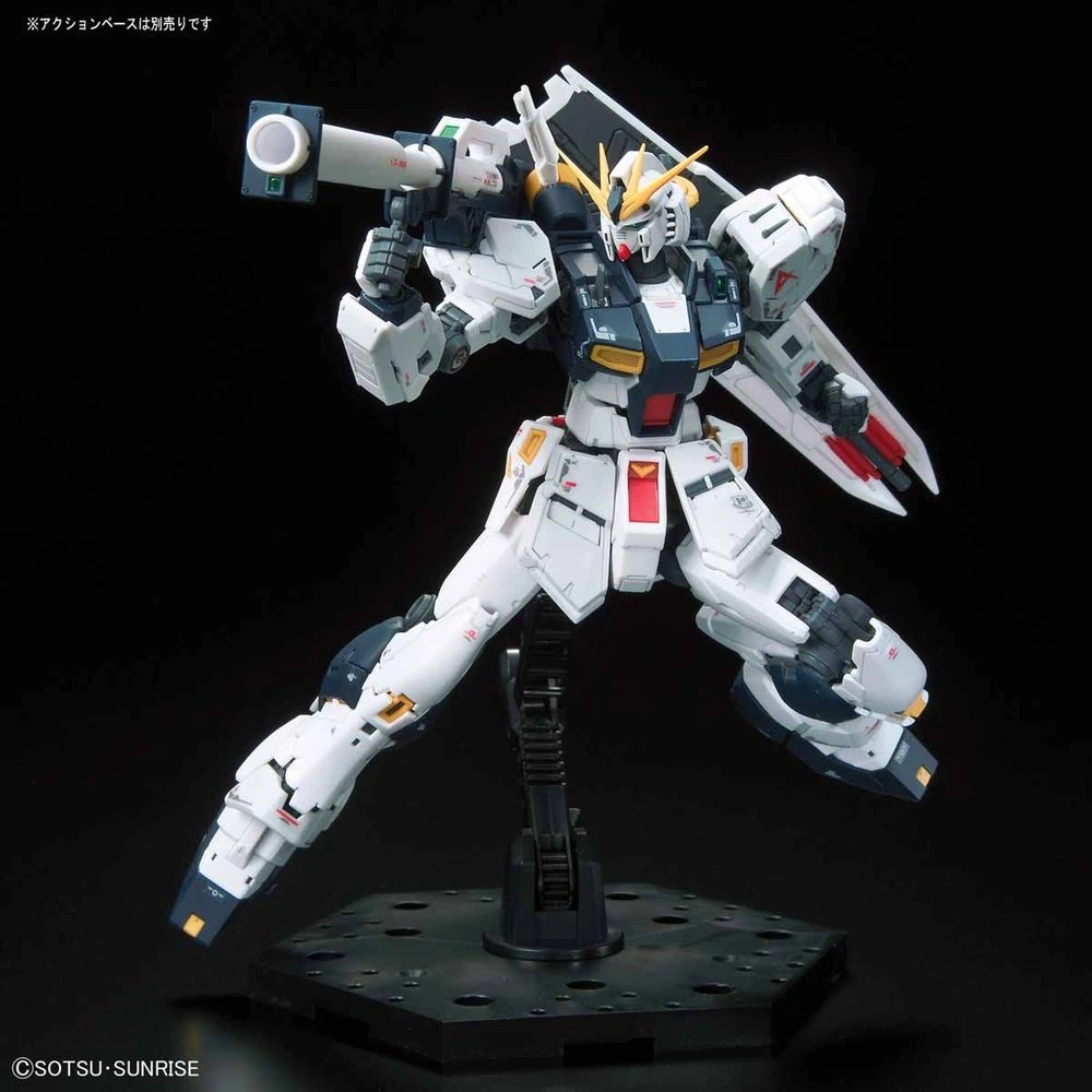 Bandai: RG Nu Gundam – Mobile Suit Gundam: Char's Counterattack (1/144)