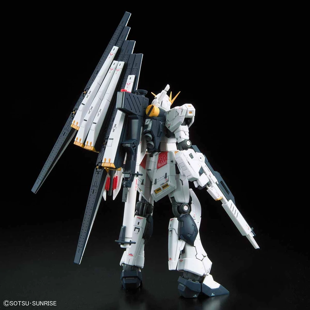 Bandai: RG Nu Gundam – Mobile Suit Gundam: Char's Counterattack (1/144)