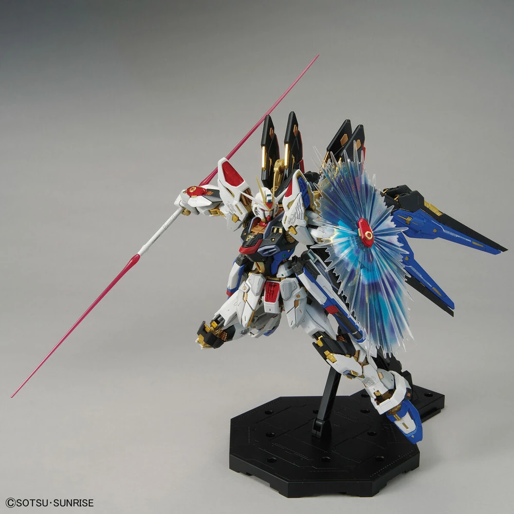 Bandai: MG Strike Freedom - Mobile Suit Gundam SEED Destiny (1/100)