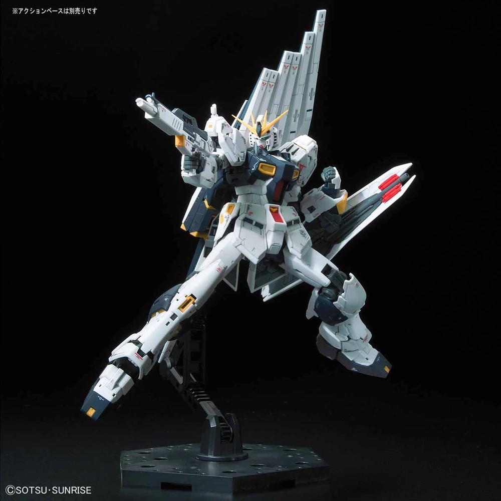 Bandai: RG Nu Gundam – Mobile Suit Gundam: Char's Counterattack (1/144)