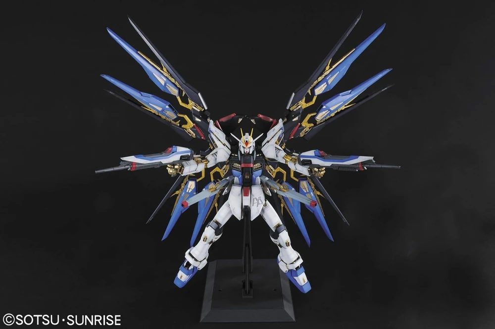 Bandai: PG Gundam Strike Freedom – Mobile Suit Gundam SEED Destiny (1/60)