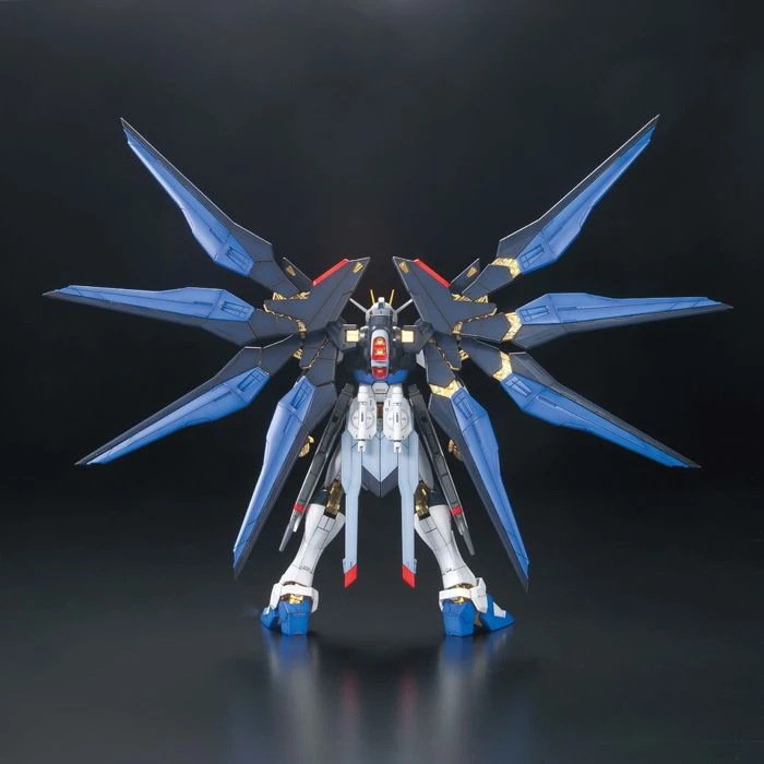 Bandai: MG Strike Freedom Gundam Full Burst Mode - Mobile Suit Gundam SEED Destiny (1/100)