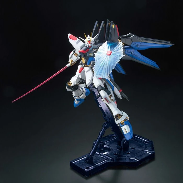 Bandai: MG Strike Freedom Gundam Full Burst Mode - Mobile Suit Gundam SEED Destiny (1/100)