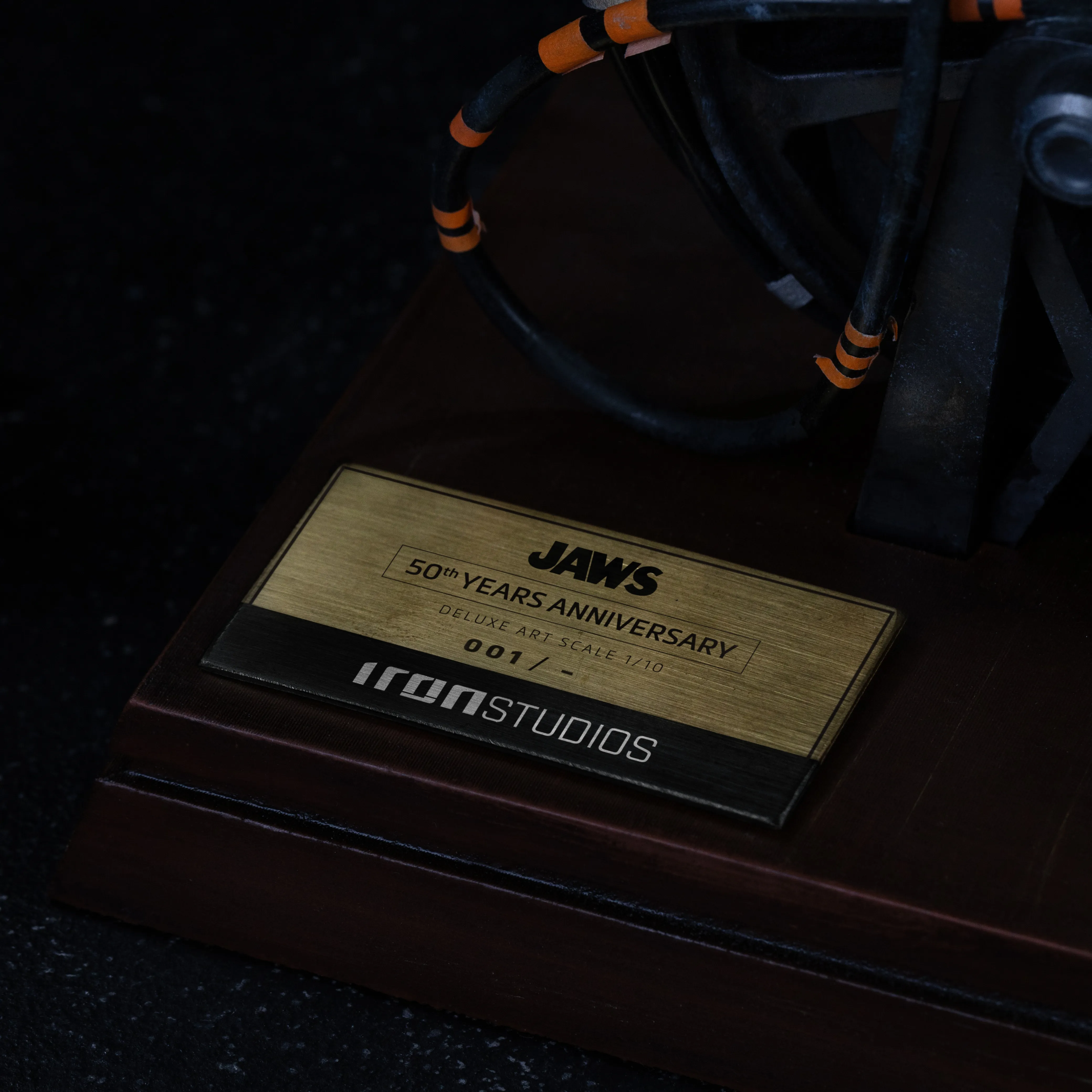 Iron Studios: Steven Spielberg & Jaws - Steven Spielberg & Jaws 50th Anniversary Deluxe Art Scale 1/10