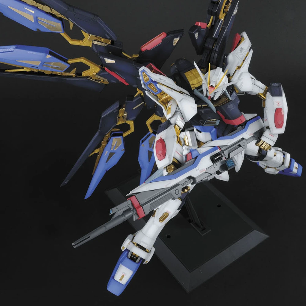 Bandai: PG Gundam Strike Freedom – Mobile Suit Gundam SEED Destiny (1/60)