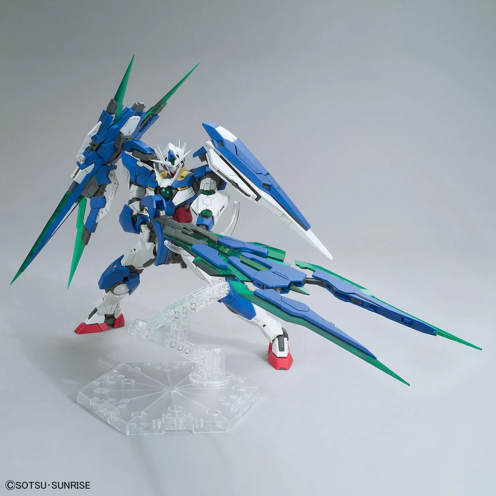 Bandai: MG Gundam 00 Qant Full Saber - Gundam 00 (1/100)