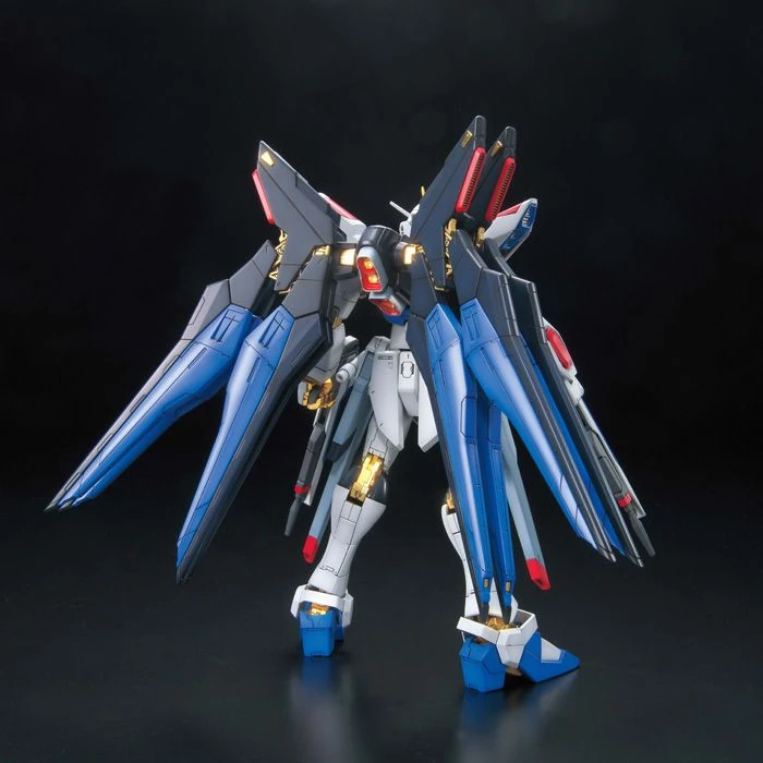 Bandai: MG Strike Freedom Gundam Full Burst Mode - Mobile Suit Gundam SEED Destiny (1/100)