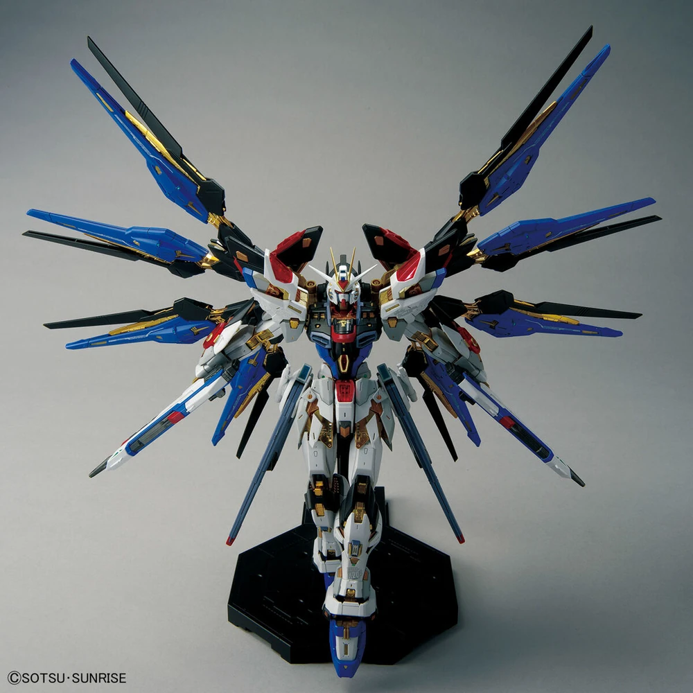 Bandai: MG Strike Freedom - Mobile Suit Gundam SEED Destiny (1/100)