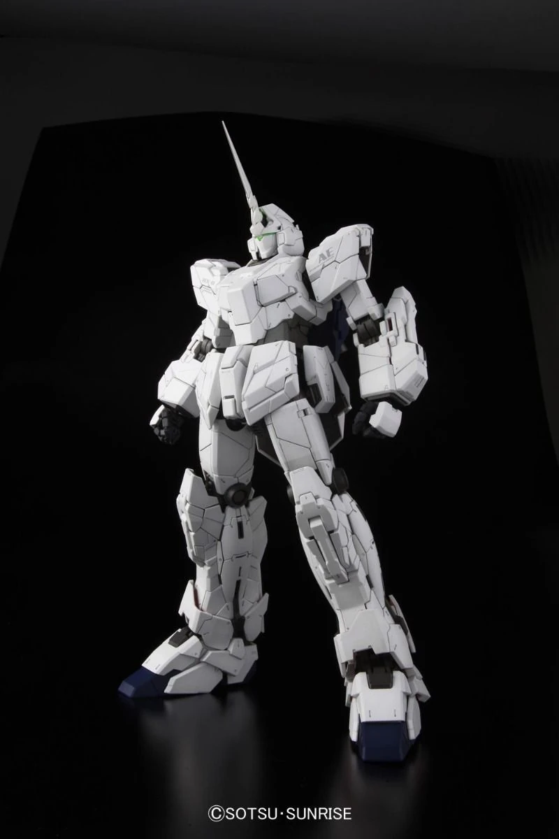 Bandai: PG Unicorn RX-0 Gundam – Mobile Suit Gundam Unicorn (1/60)