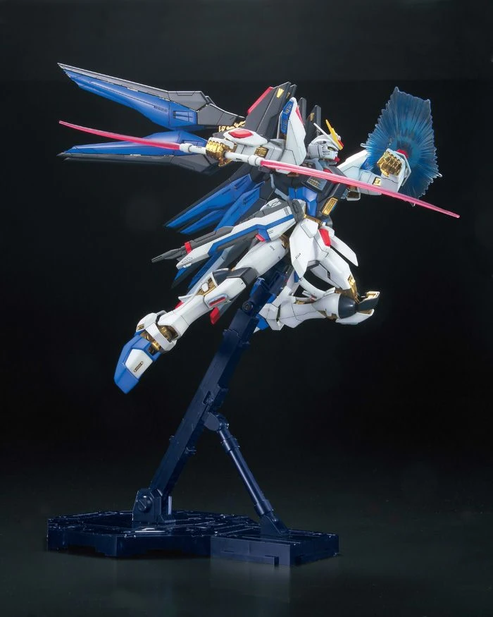 Bandai: MG Strike Freedom Gundam Full Burst Mode - Mobile Suit Gundam SEED Destiny (1/100)