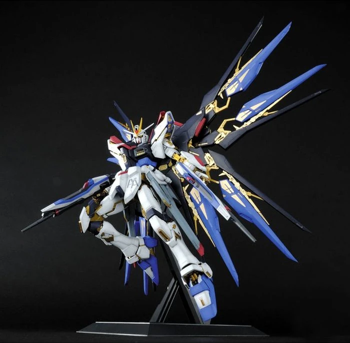 Bandai: PG Gundam Strike Freedom – Mobile Suit Gundam SEED Destiny (1/60)