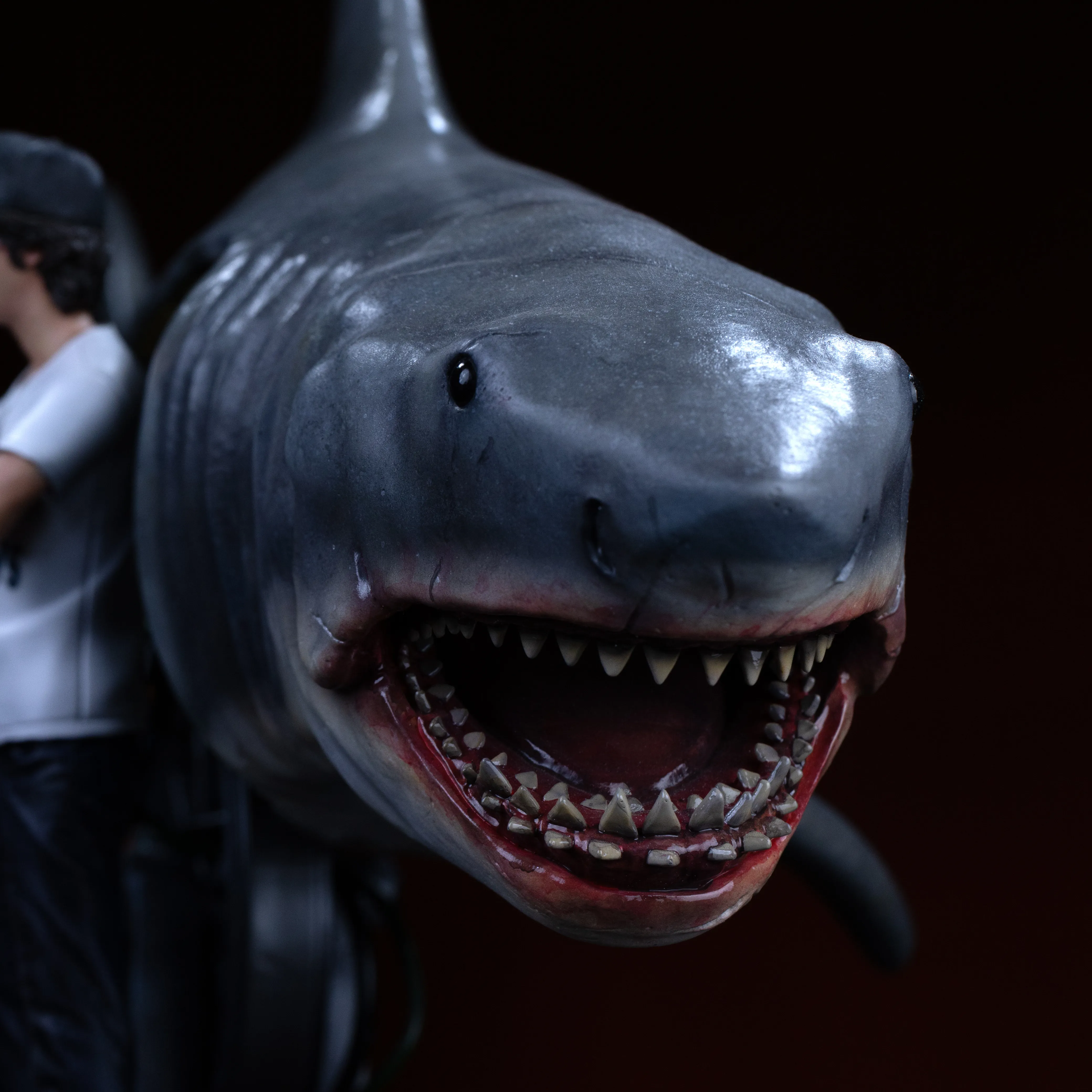 Iron Studios: Steven Spielberg & Jaws - Steven Spielberg & Jaws 50th Anniversary Deluxe Art Scale 1/10