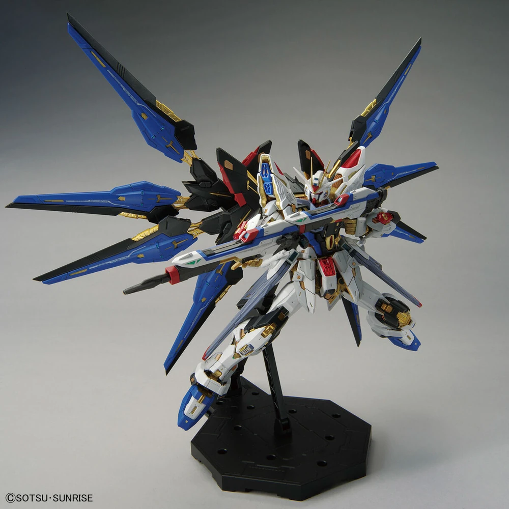 Bandai: MG Strike Freedom - Mobile Suit Gundam SEED Destiny (1/100)