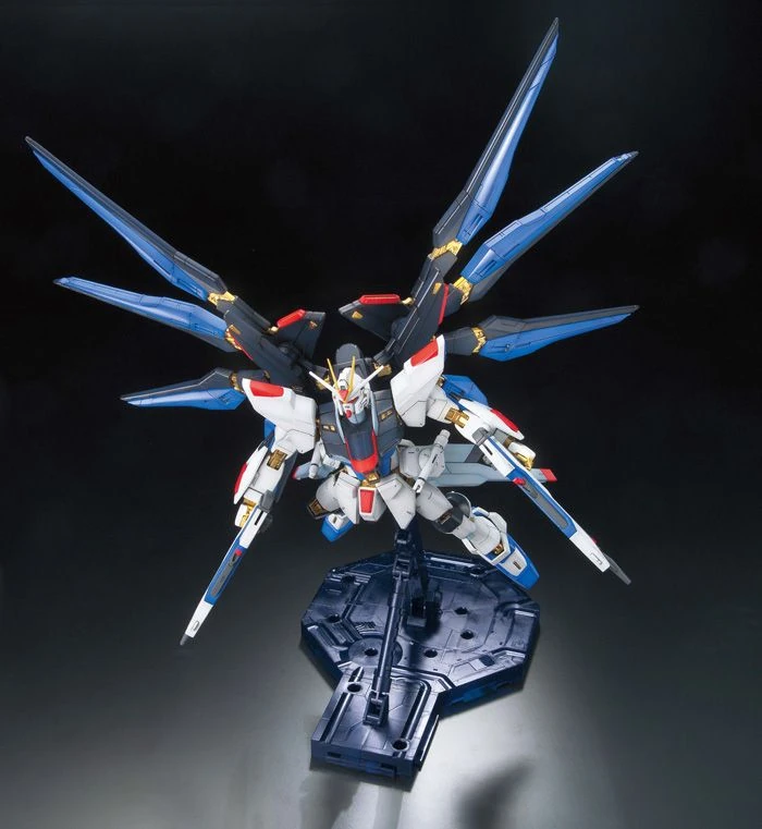 Bandai: MG Strike Freedom Gundam Full Burst Mode - Mobile Suit Gundam SEED Destiny (1/100)