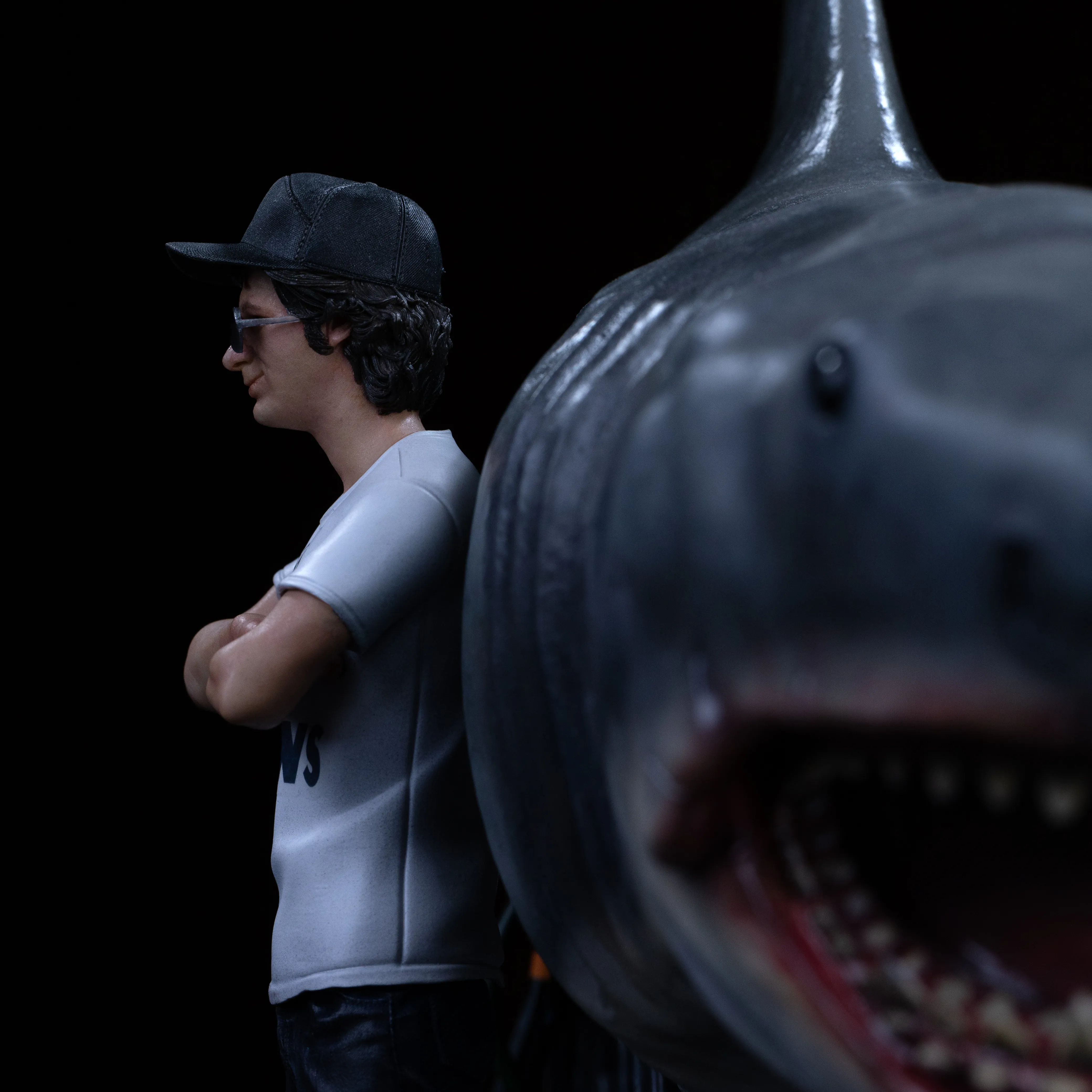 Iron Studios: Steven Spielberg & Jaws - Steven Spielberg & Jaws 50th Anniversary Deluxe Art Scale 1/10