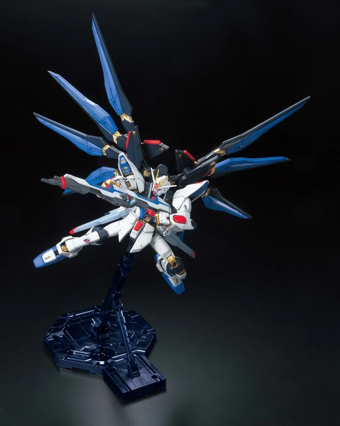 Bandai: MG Strike Freedom Gundam Full Burst Mode - Mobile Suit Gundam SEED Destiny (1/100)