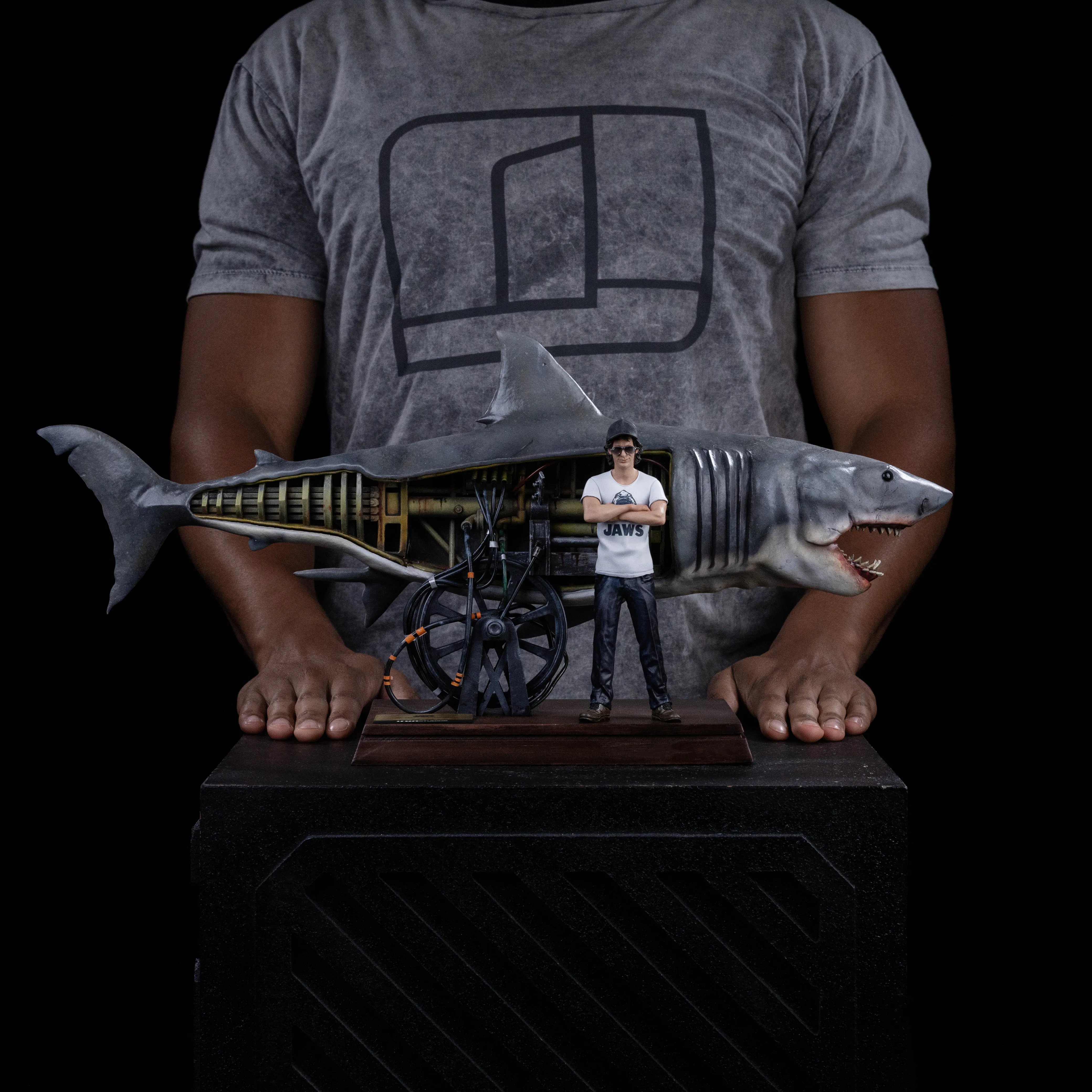 Iron Studios: Steven Spielberg & Jaws - Steven Spielberg & Jaws 50th Anniversary Deluxe Art Scale 1/10