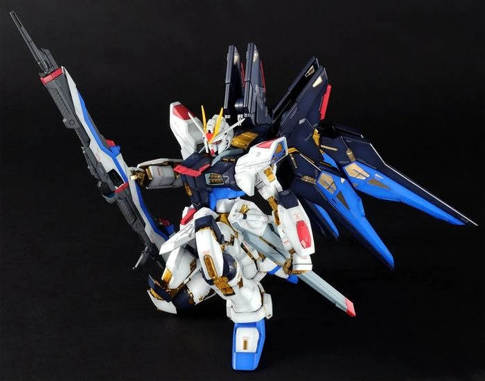 Bandai: PG Gundam Strike Freedom – Mobile Suit Gundam SEED Destiny (1/60)