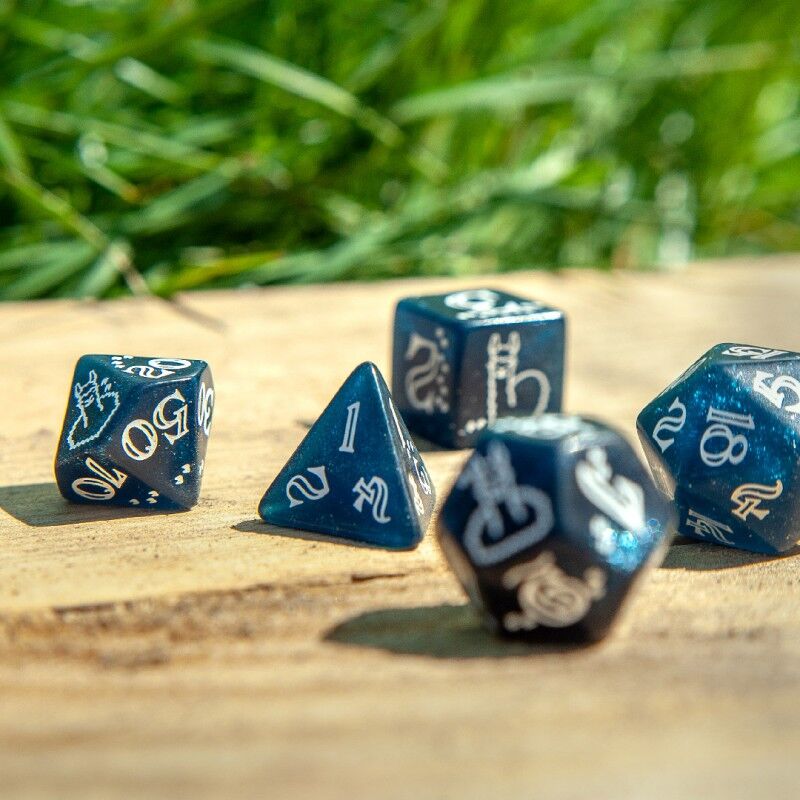 Q Workshop | Glittering Dark Blue & White | Shimmering Llama Dice Set