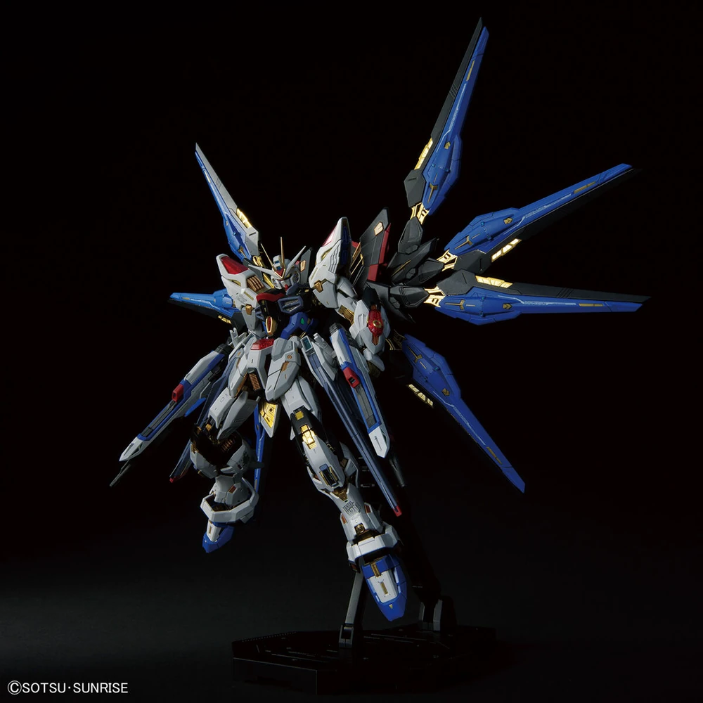 Bandai: MG Strike Freedom - Mobile Suit Gundam SEED Destiny (1/100)