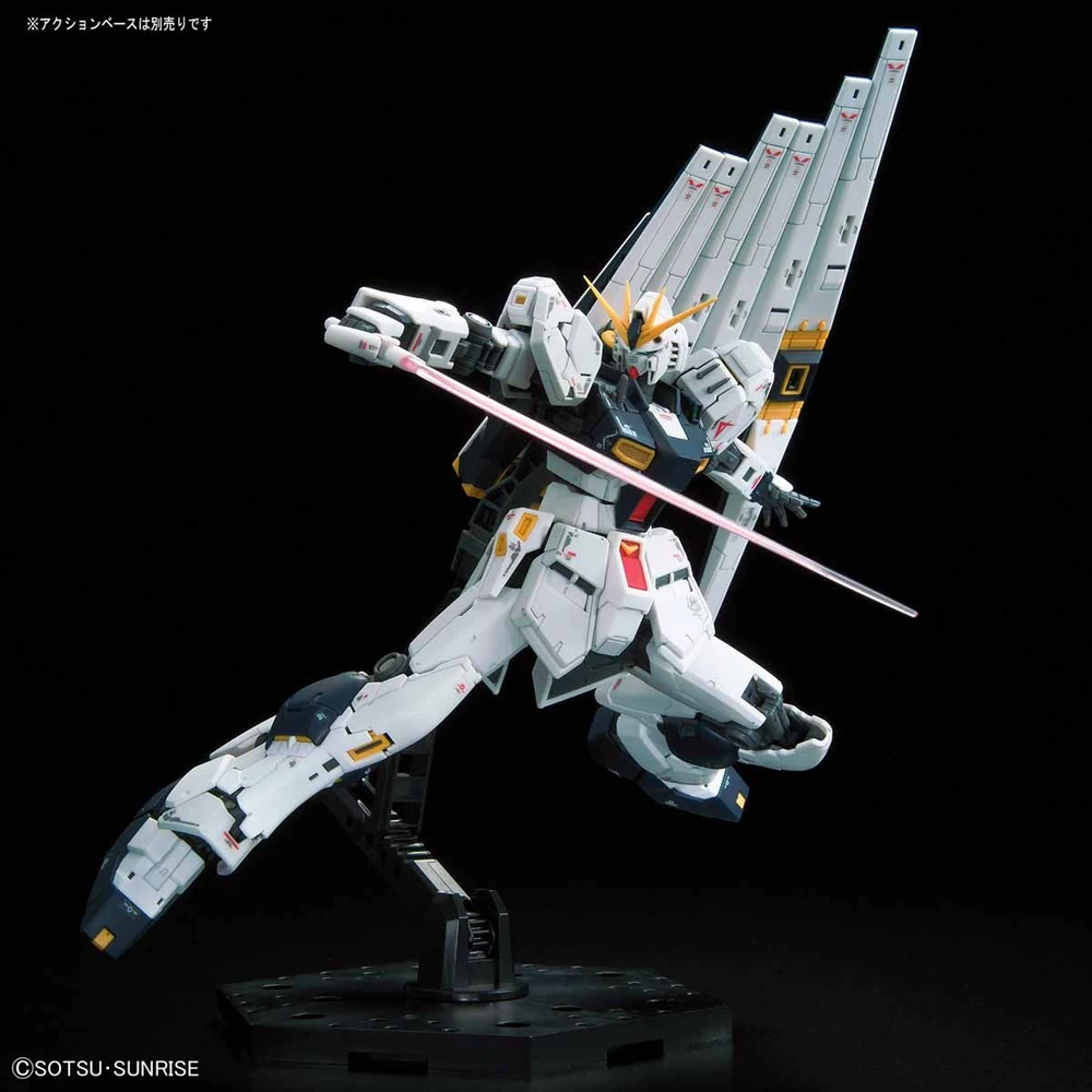 Bandai: RG Nu Gundam – Mobile Suit Gundam: Char's Counterattack (1/144)